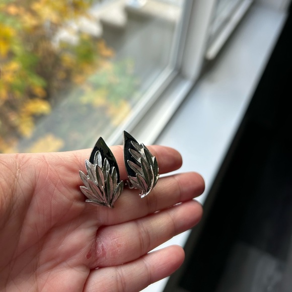 4/$50 vintage 1960 Silver and Black Leaf Earrings 🍃 - Picture 3 of 7